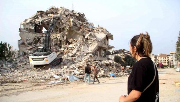 Zelzelede meskeni yıkılan genç bayan yuvasının yıkılışını hüzünlü gözlerle izledi