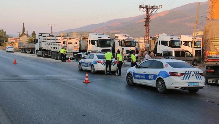 Antakya’da park halindeki tıra çarpan arabada 2 kişi hayatını kaybetti