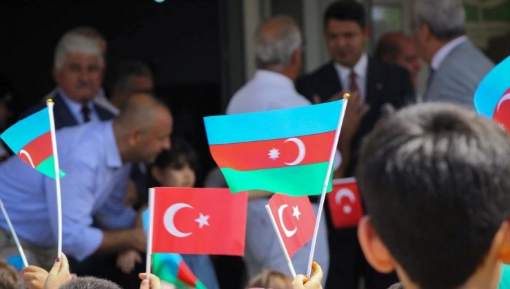 Azerbaycan’dan Hatay’daki depremzede öğrencilere kırtasiye yardımı