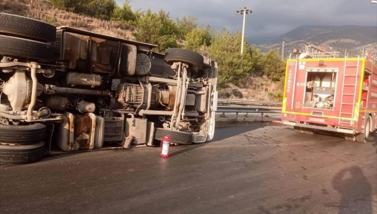 Belen’de hurda inşaat demiri yüklü tır devrildi, 2 kişi yaralandı