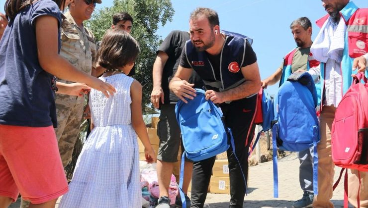 Depremzedelere kıyafet, kırtasiye ve hijyen kolisi dağıtıldı