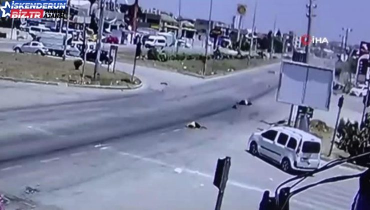 Hatay’da feci kaza kamerada: Motosikletteki 2 kişi metrelerce savruldu