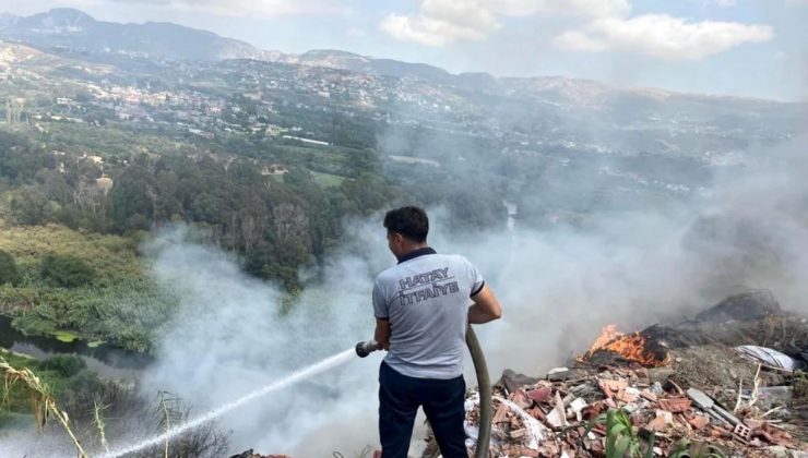 Hatay’da moloz yığınlarının bulunduğu alanda yangın çıktı