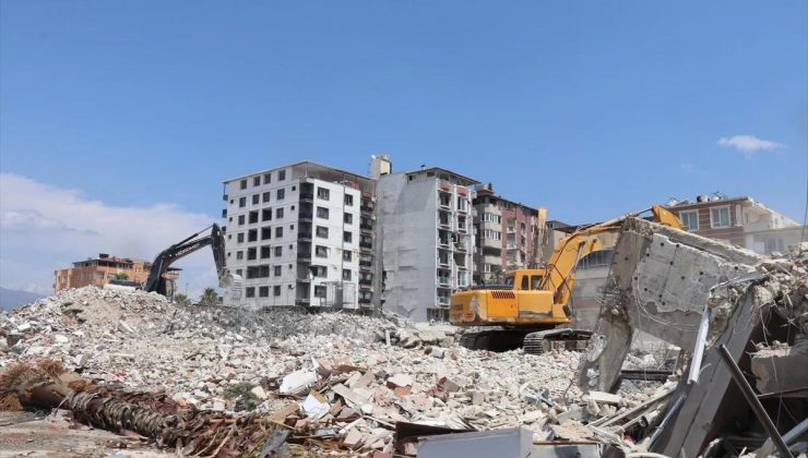 Hatay’da Sarsıntı Sonrası Yıkım Çalışmaları Devam Ediyor