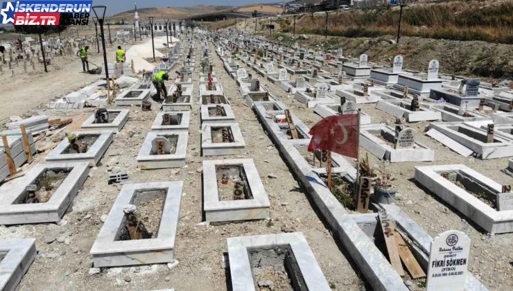 Hatay’da sarsıntıda hayatını yitirenlerin mezarları düzenleniyor