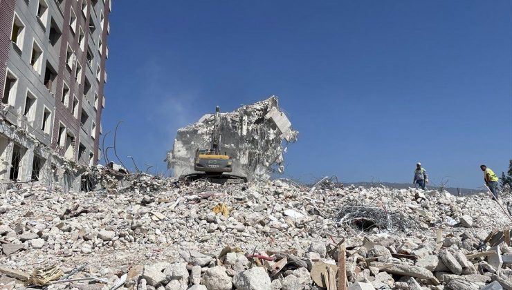 Hatay’da zelzele sonrası ağır hasarlı binalar yıkılıyor