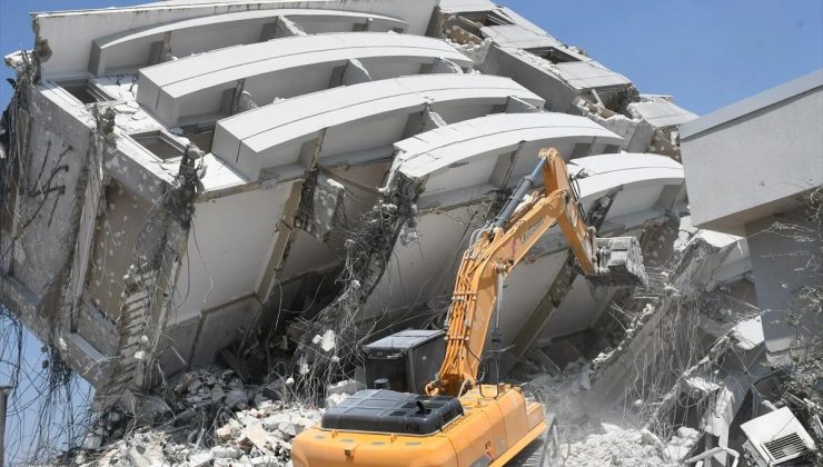 Hatay’da Zelzele Sonrası Ağır Hasarlı Otel ve Binalar Yıkıldı