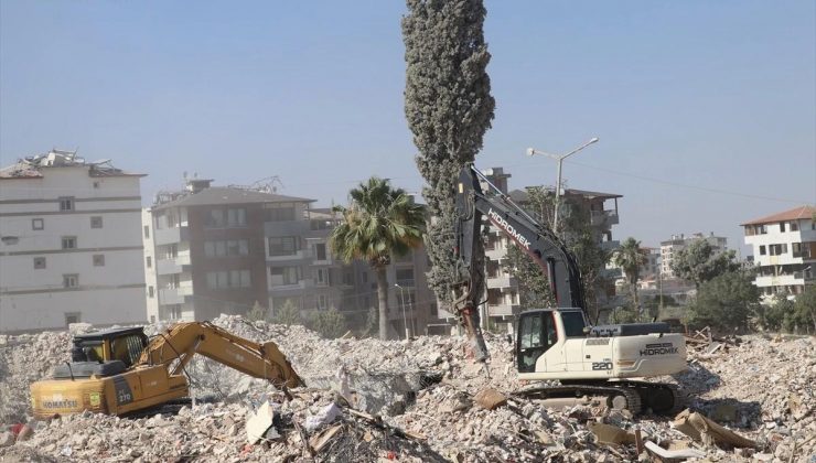 Hatay’da zelzeleden etkilenen ağır hasarlı binalar yıkılıyor