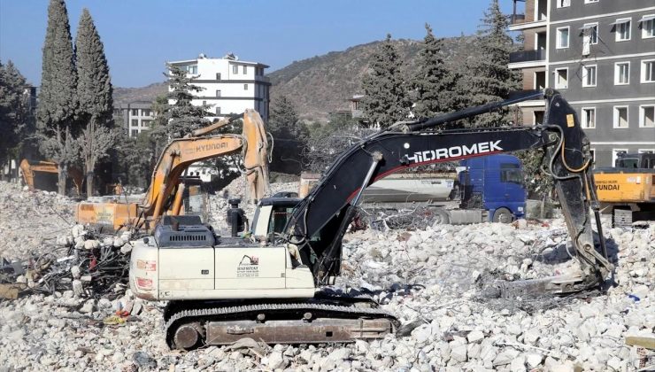 Hatay’da zelzeleden etkilenen binalar yıkılıyor