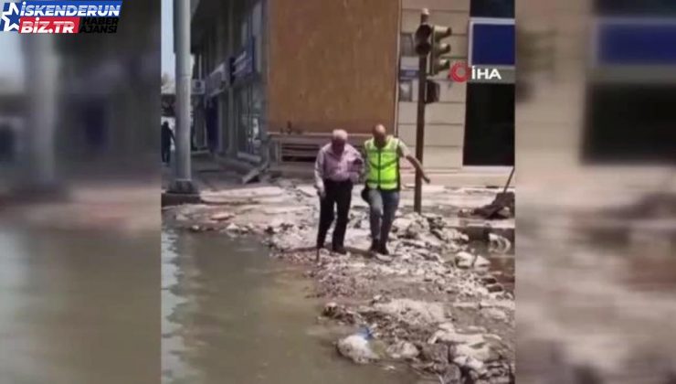 Yaşlı adamı sırtında taşıyan polis memuru, takdir topladı