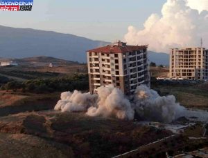 Hatay’da zelzelede yıkılan binanın yıkılış anı dron kamerasına yansıdı