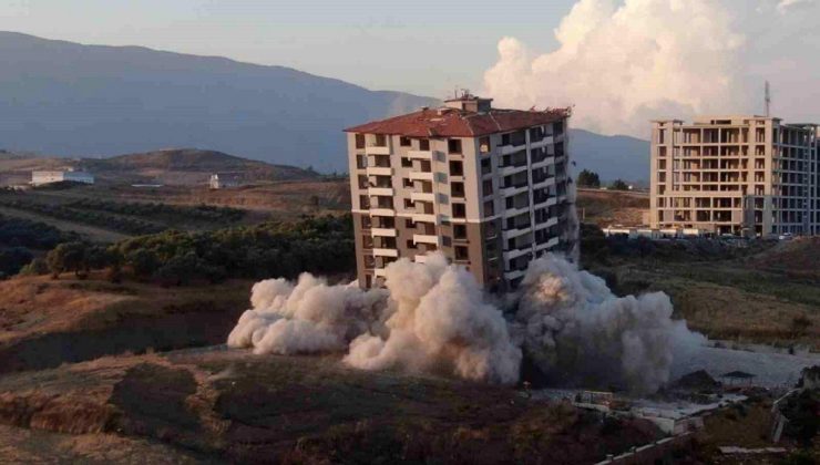 Hatay’da zelzelede yıkılan binanın yıkılış anı dron kamerasına yansıdı