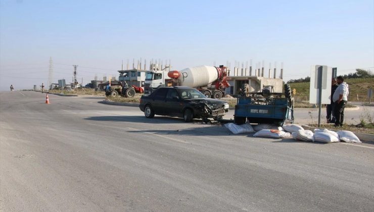 Altınözü ilçesinde araba ile tarım aracının çarpışması sonucu 4 kişi yaralandı