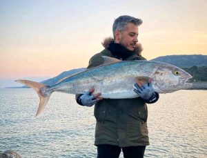 Amatör Balıkçının 18 Kilo Tartısındaki Balığı Tutma Sevinci