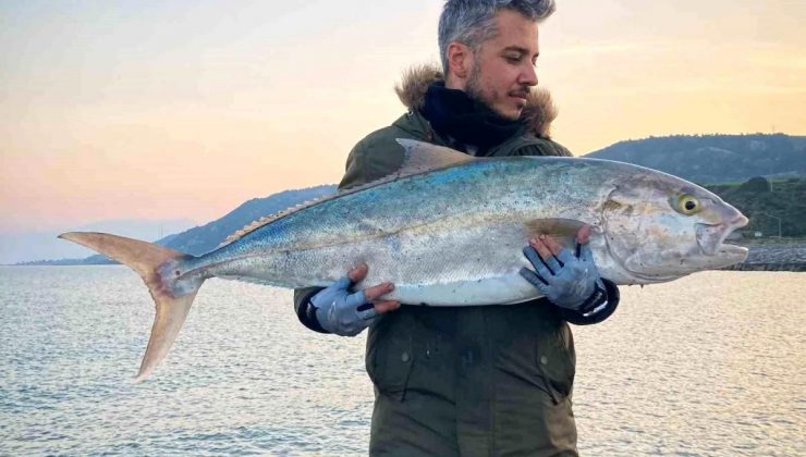 Amatör Balıkçının 18 Kilo Tartısındaki Balığı Tutma Sevinci