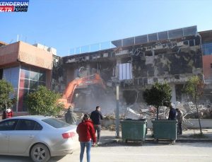 Antakya’da ağır hasar alan alışveriş merkezi yıkıma başlandı