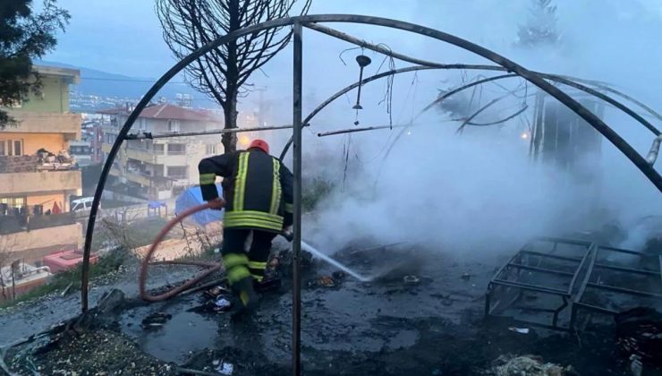 Antakya’da çıkan çadır yangını itfaiye grupları tarafından söndürüldü