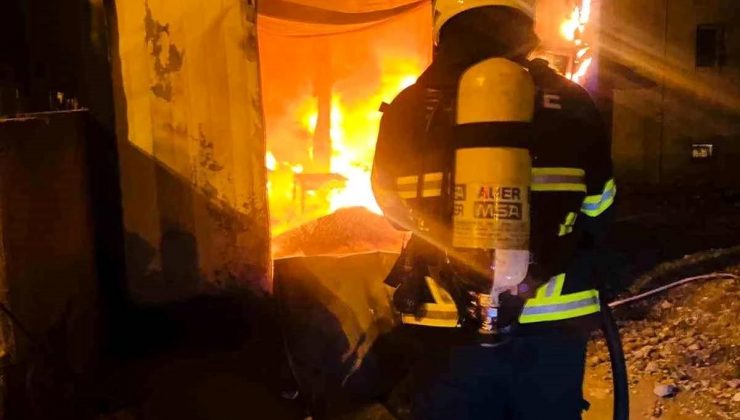 Antakya’da çıkan konteyner yangını söndürüldü