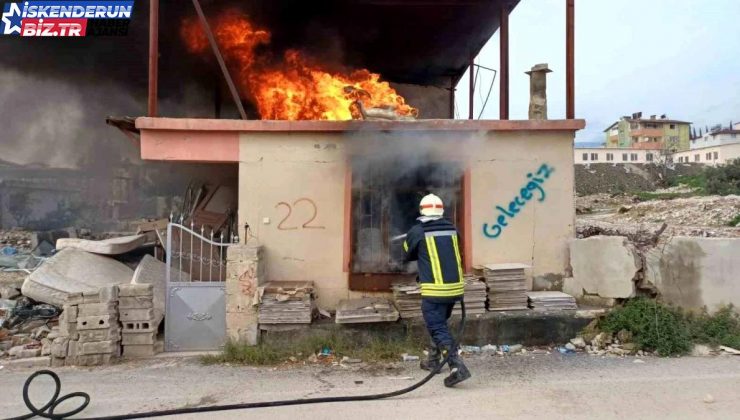 Antakya’da çıkan mesken yangını cep telefonuyla görüntülendi