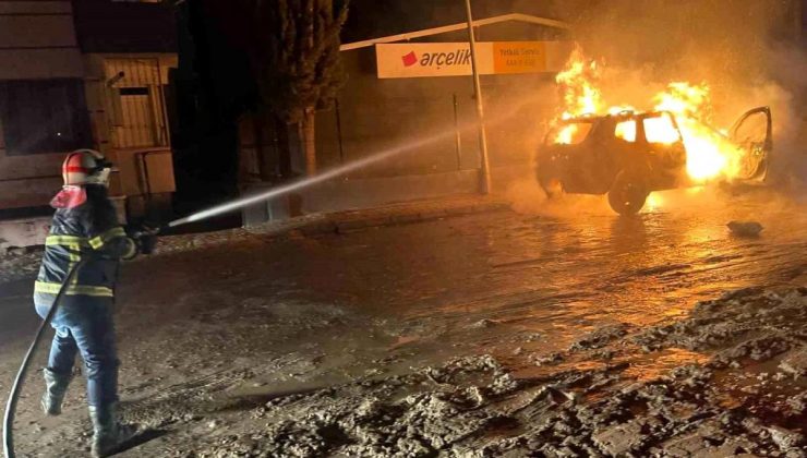 Antakya’da park halindeki araba alev alev yandı