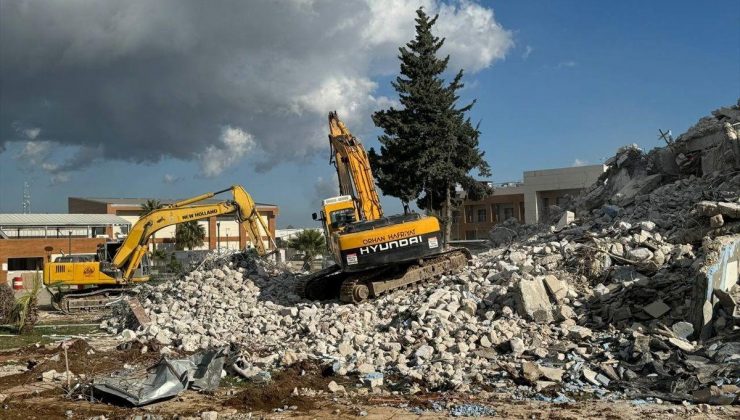 Antakya’da zelzele hasarlı Karayolları binası denetimli yıkıldı