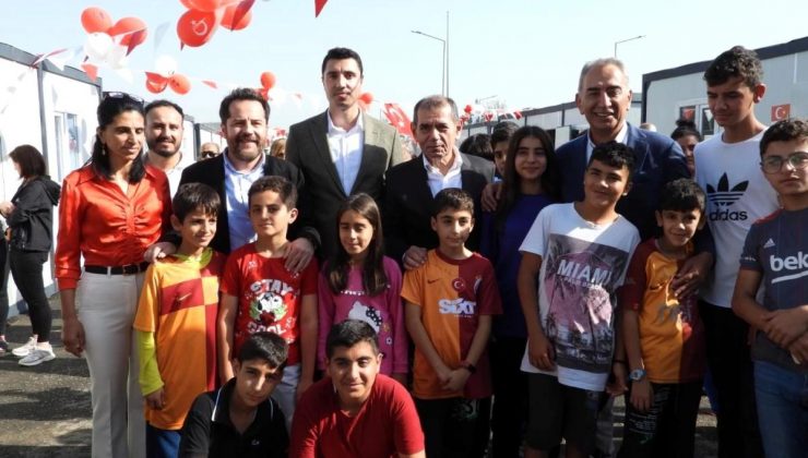 Galatasaray Spor Kulübü Lideri Dursun Özbek ve Adnan Polat, Hatay’da depremzedeleri ziyaret etti