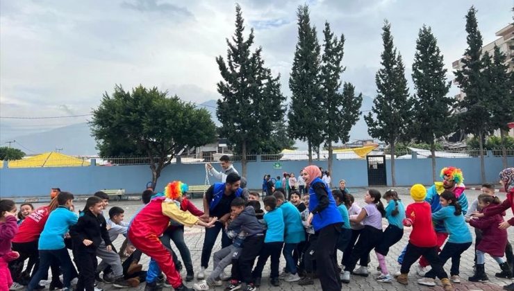 Hasarlı binanın yıkımına şahit olan öğrencilere moral aktifliği düzenlendi