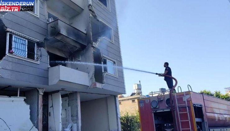 Hatay’da ağır hasarlı binada yangın çıktı