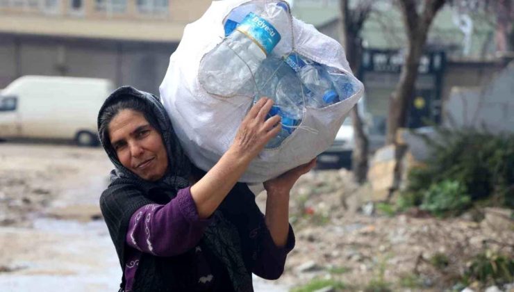 Hatay’da Karton Toplayarak Çocuklarını Okutan Bayan