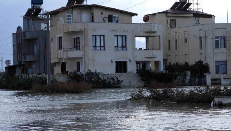 Hatay’da kimi meskenler su altında kaldı