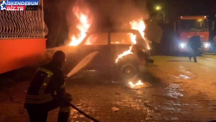 Hatay’da park halindeki araba yanarak kullanılamaz hale geldi