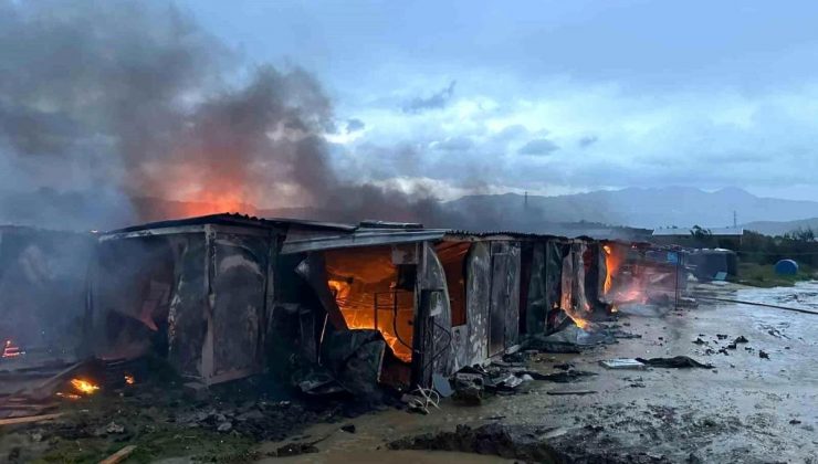 Hatay’da şantiyede çıkan yangında 15 konteyner kullanılamaz hale geldi