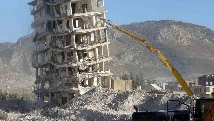 Hatay’da sarsıntı sonrası ağır hasarlı bina iş makinasıyla yerle bir oldu