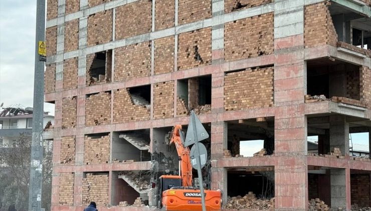 Hatay’da sarsıntı sonrası ağır hasarlı binalar yıkıldı