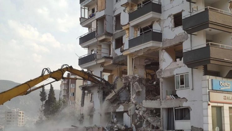 Hatay’da sarsıntıdan etkilenen 4 bina denetimli olarak yıkıldı