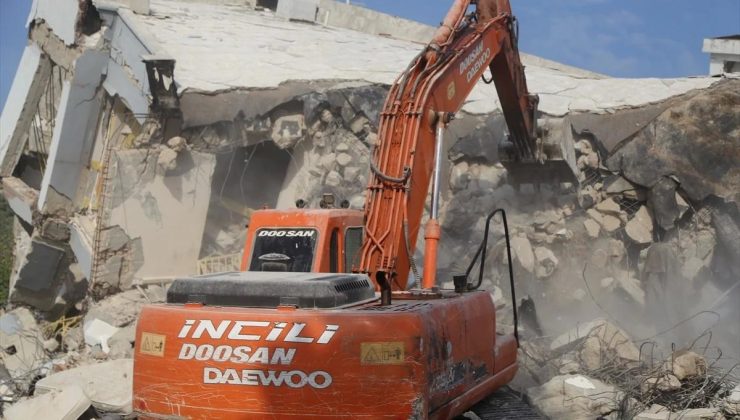 Hatay’da sarsıntıdan etkilenen binalar denetimli bir formda yıkılıyor