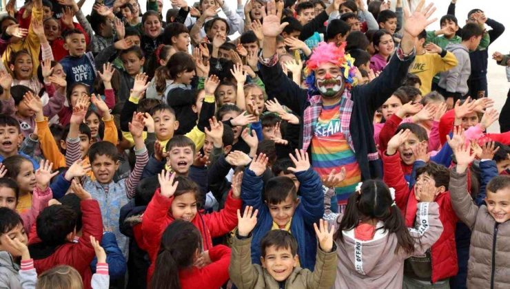 Hatay’da Taşınabilir Cümbüş ve Eğitim Aracı Miniklerle Buluşuyor