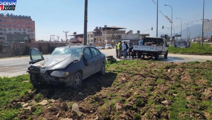 Hatay’da trafik kazası: 2 araç çarpıştı, şoförler yaralandı