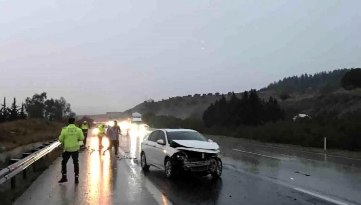 Hatay’ın Erzin ilçesinde bariyerlere çarpan arabanın şoförü yaralandı