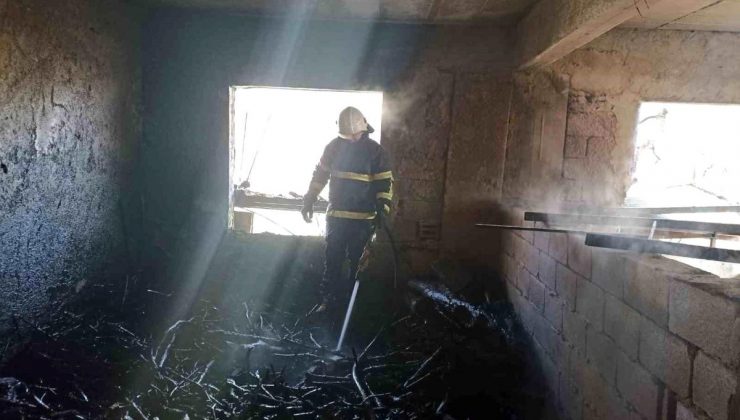 Hatay’ın Hassa ilçesinde üç katlı binanın yer katında çıkan yangın söndürüldü