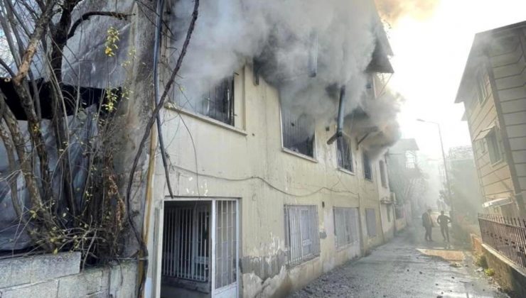 Hatay’ın Payas ilçesinde bir meskende çıkan yangın söndürüldü