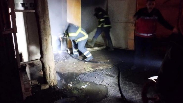 Hatay’ın Reyhanlı ilçesinde depoda çıkan yangın söndürüldü