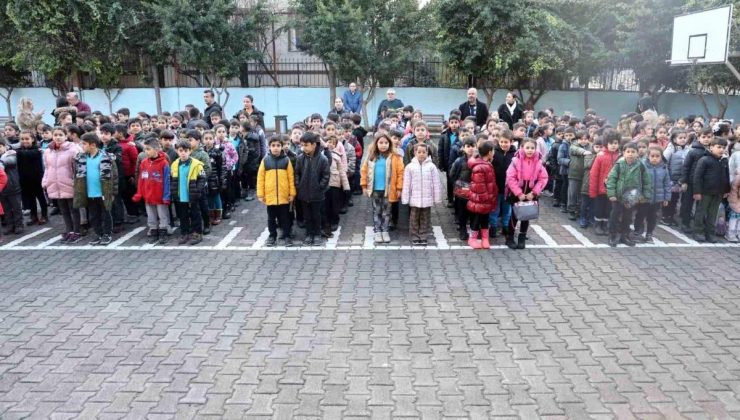 İskenderun İlkokulu Öğrencileri Şehitler İçin Hürmet Duruşunda Bulundu