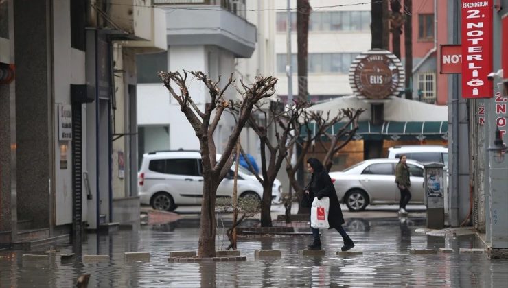 İskenderun’da Sağanak Yağış Sonucu Yollar Su Altında Kaldı