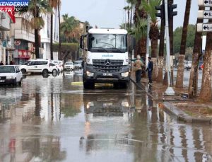 İskenderun’da Şiddetli Yağış Caddeleri Göle Çevirdi