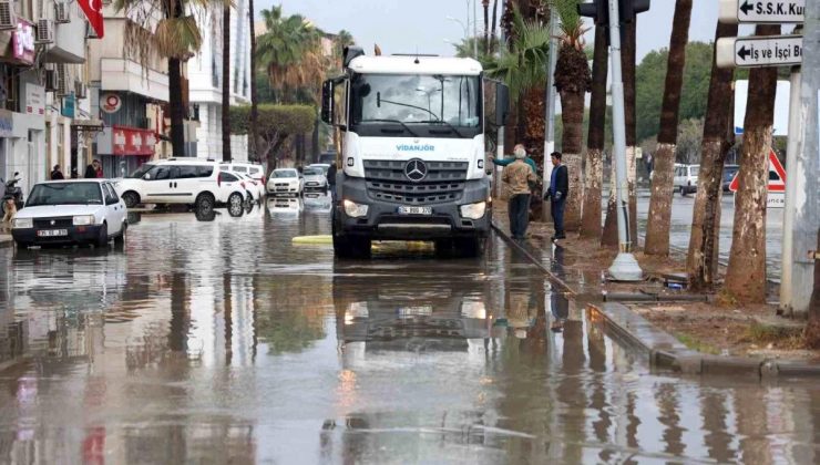 İskenderun’da Şiddetli Yağış Caddeleri Göle Çevirdi