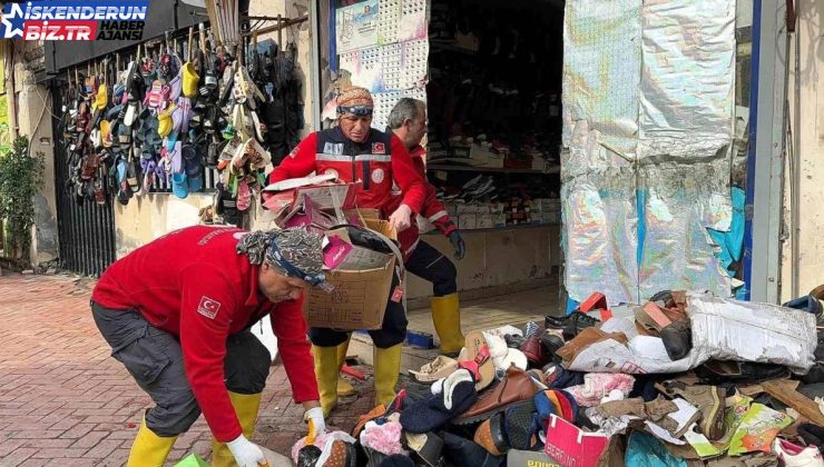 İskenderun’da su basan iş yerlerinde paklık çalışmaları devam ediyor