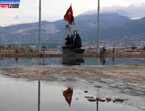 İskenderun’da sular çekildi, vatandaşlar kıyı keyfini yaşıyor