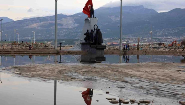 İskenderun’da sular çekildi, vatandaşlar kıyı keyfini yaşıyor