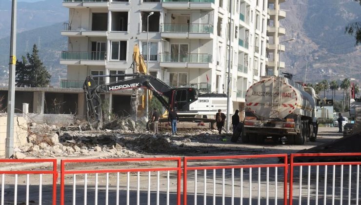 İskenderun’da yıkım çalışmaları sırasında 2 bina tahliye edildi